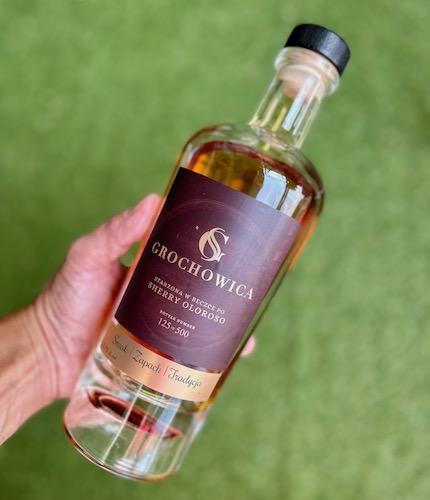 Grochowica z beczki po Sherry Oloroso to jedna z trzech starzonych okowit z grochu z tej serii